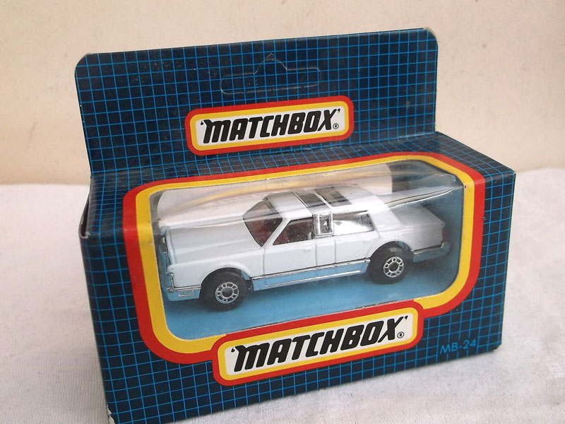 MATCHBOX 1/75 SERIES SUPERFAST MB-24 LINCOLN TOWN CAR LIMOUSINE WHITE BLUE BOX 